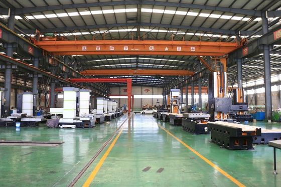 Конкурентоспособная CNC-буровая и фрезерная машина с точностью позиционирования ± 0,03 / 500 мм