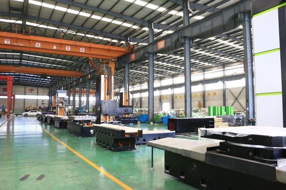 Конкурентоспособная CNC-буровая и фрезерная машина с точностью позиционирования ± 0,03 / 500 мм